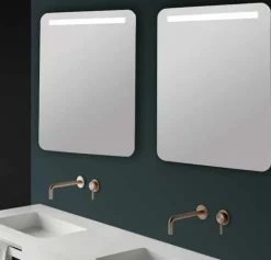 Espejo Con Luz Frontal Proyectada Con Una Franja En La Parte Superior Modelo Sansa – DecorBath