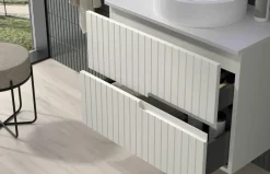 Mueble Suspendido 2 Cajones Frente Fresado De MDF 22 Mm Acabado Beige + Lavabo Cerámico Grosor 1,7 Cm Blanco Brillo – Abi – DP Baños